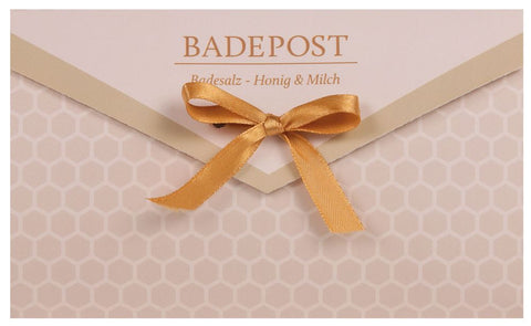 Ein gelber Umschlag mit Schleife und der Aufschrift „Badepost“.