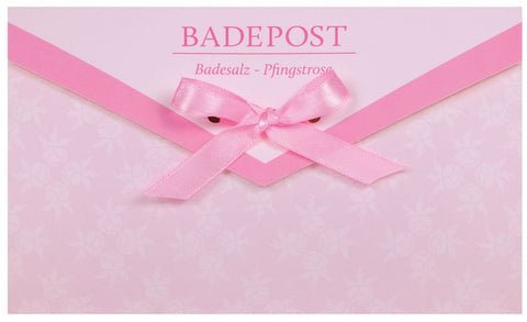 Ein rosafarbener Umschlag mit Schleife mit der Aufschrift „Badepost“.
