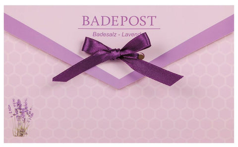 Ein fliederfarbener Briefumschlag mit Schleife und dem Aufdruck „Badepost“.