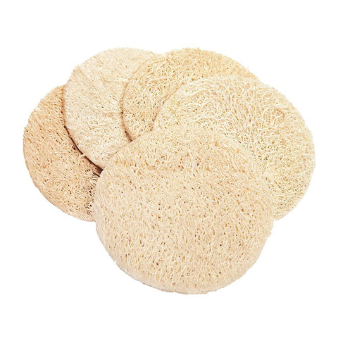 Ein Stapel aus fünf flachen, runden Luffa-Pads für das Gesicht.