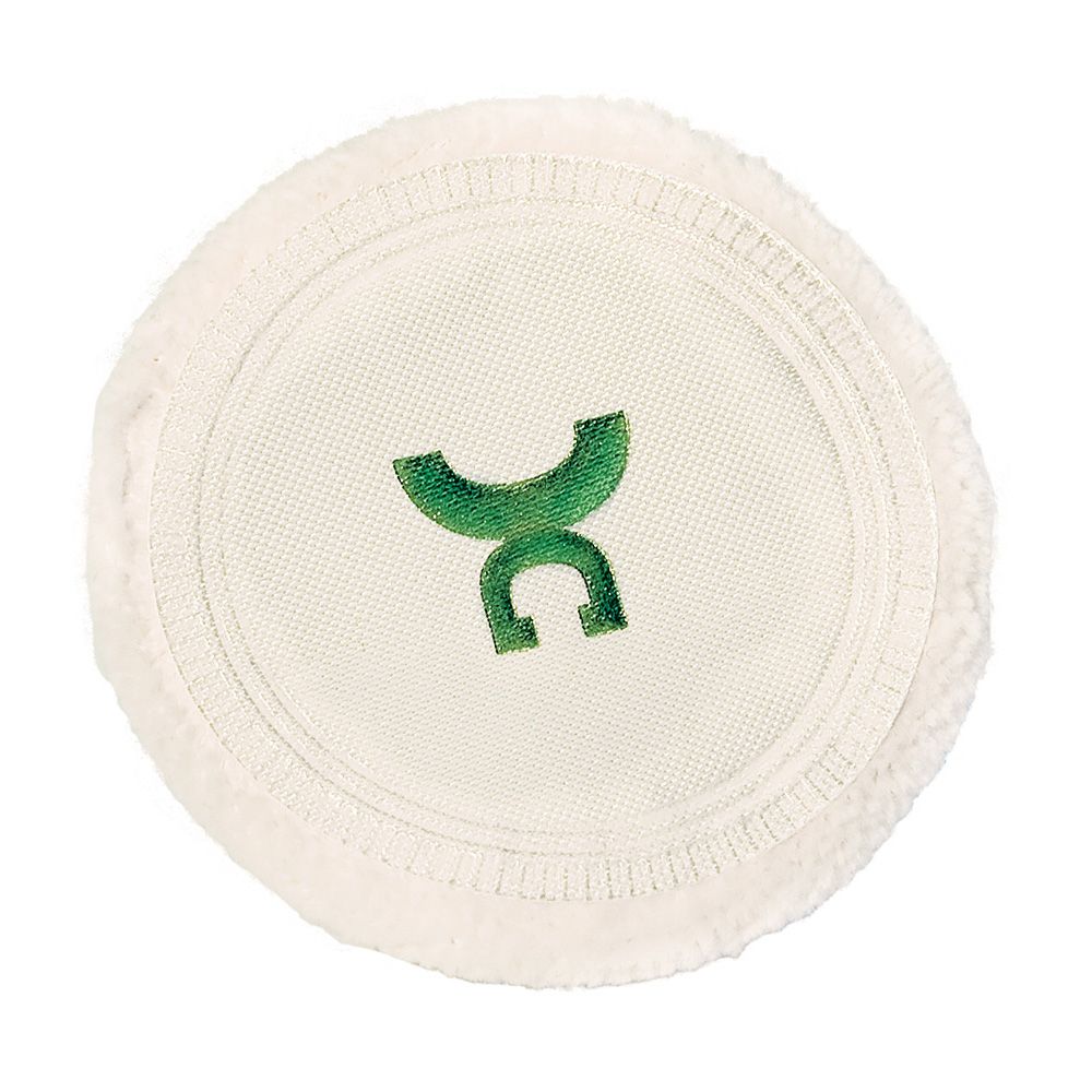 Eine kleine, runde Quaste aus Frottee mit einem dekorativen Aufnäher.