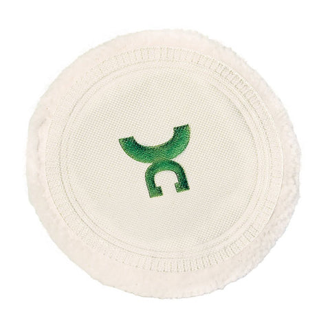 Eine kleine, runde Quaste aus Frottee mit einem dekorativen Aufnäher.
