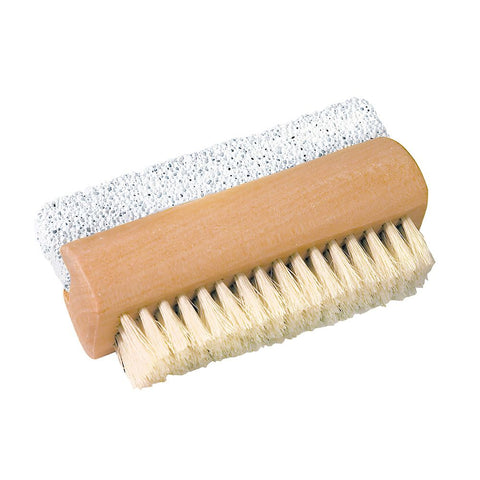 Eine Holzbürste für die Nagelpflege mit hellen Borsten an der einen und Bimsstein an der anderen Seite.