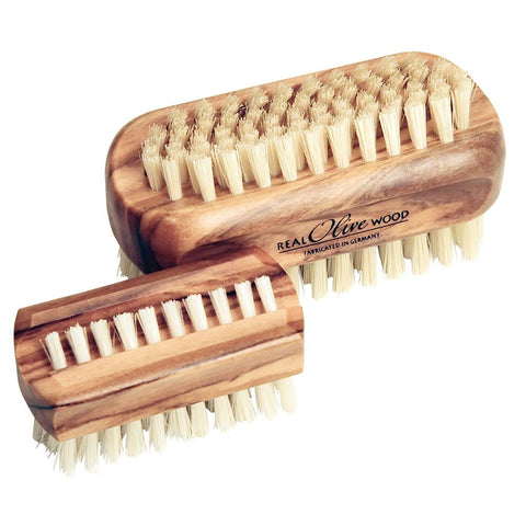 Zwei Nagelpflegebürsten aus gemasertem Olivenholz mit abgewinkelten, hellen Naturborsten.