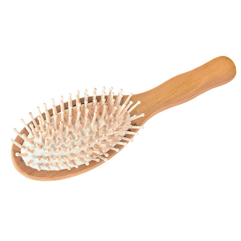 Eine Haarbürste aus hellem Holz mit einem ovalen Kopf und abgerundeten Noppen.