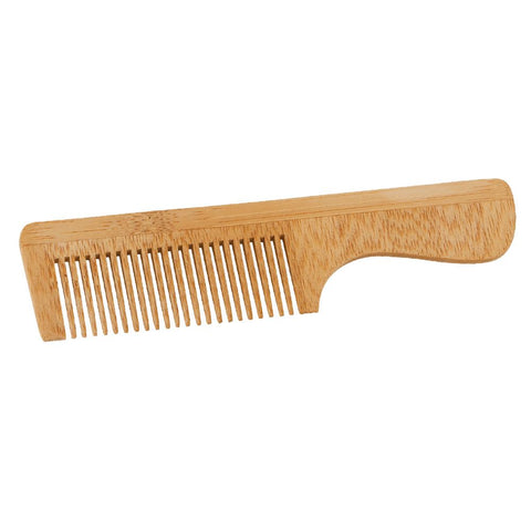 Ein Kamm aus hellem Holz mit einem kurzen Griff und geraden Zähnen.