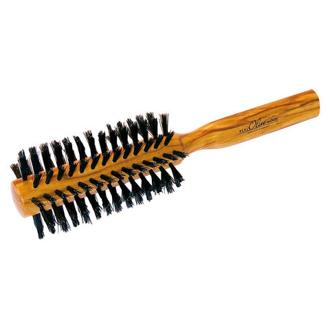 Eine Haarbürste mit rundem Kopf aus dunklen Naturborsten und einem kurzen Griff aus gemasertem Olivenholz.