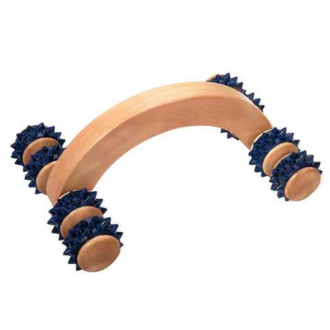 Ein großer Massageroller aus hellem Holz mit zwei Stegen und acht Noppenrädern.
