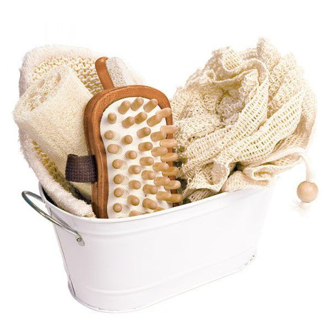 Eine weiße Wanne aus Zink mit Sisalhandschuh, Luffaschwamm, Bimssteinbürste, Massagebürste und Sisalblume.