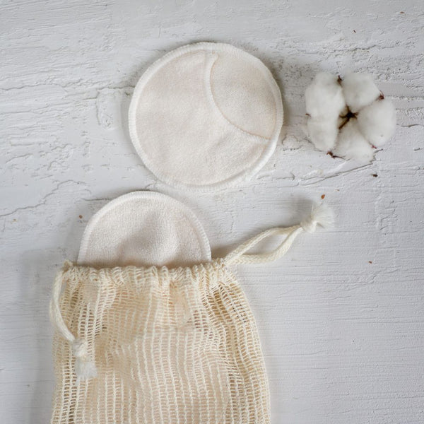 Zwei umweltfreundliche Pads für die natürliche Gesichtsreinigung in einem Säckchen aus Sisal.