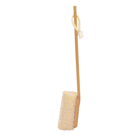 Ein röhrenförmiger Luffaschwamm ist an einem braunen Holzstiel mit Baumwollschlaufe befestigt.