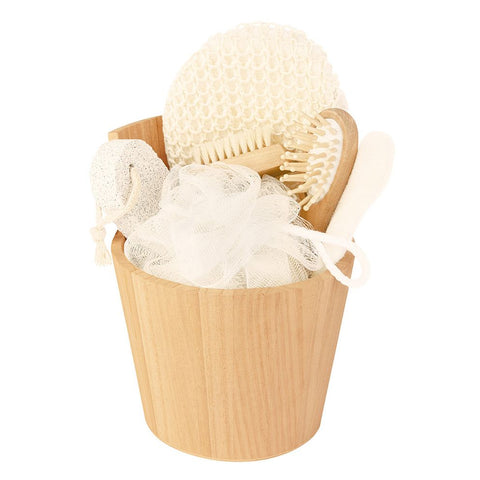 Ein Holzeimer mit Bimsstein, Duschschwamm, Nagelbürste, Sisalhandschuh und Haarbürste.