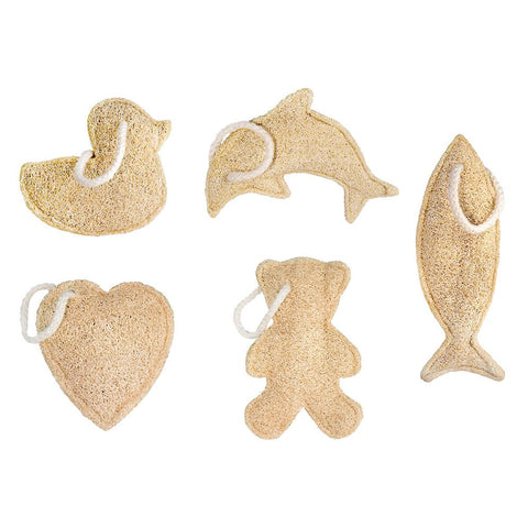Eine Ente, ein Delfin, ein Fisch, ein Bär und ein Herz aus gepresstem Luffaschwamm mit Schlaufe zum Aufhängen.