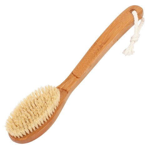Eine Badebürste mit ovalem Kopf aus hellen Borsten und einem langen Holzgriff mit Kordel.