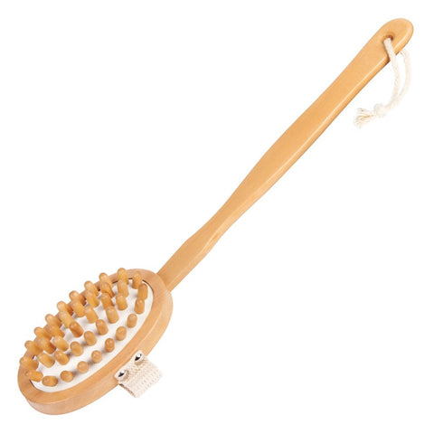 Eine Massagebürste mit ovalem Kopf, Noppen und einem langen Stiel aus Holz. 