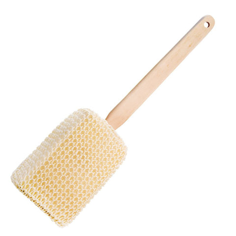 Eine Badebürste mit rechteckigem Kopf aus Sisal und einem langen, schmalen Griff aus Holz.