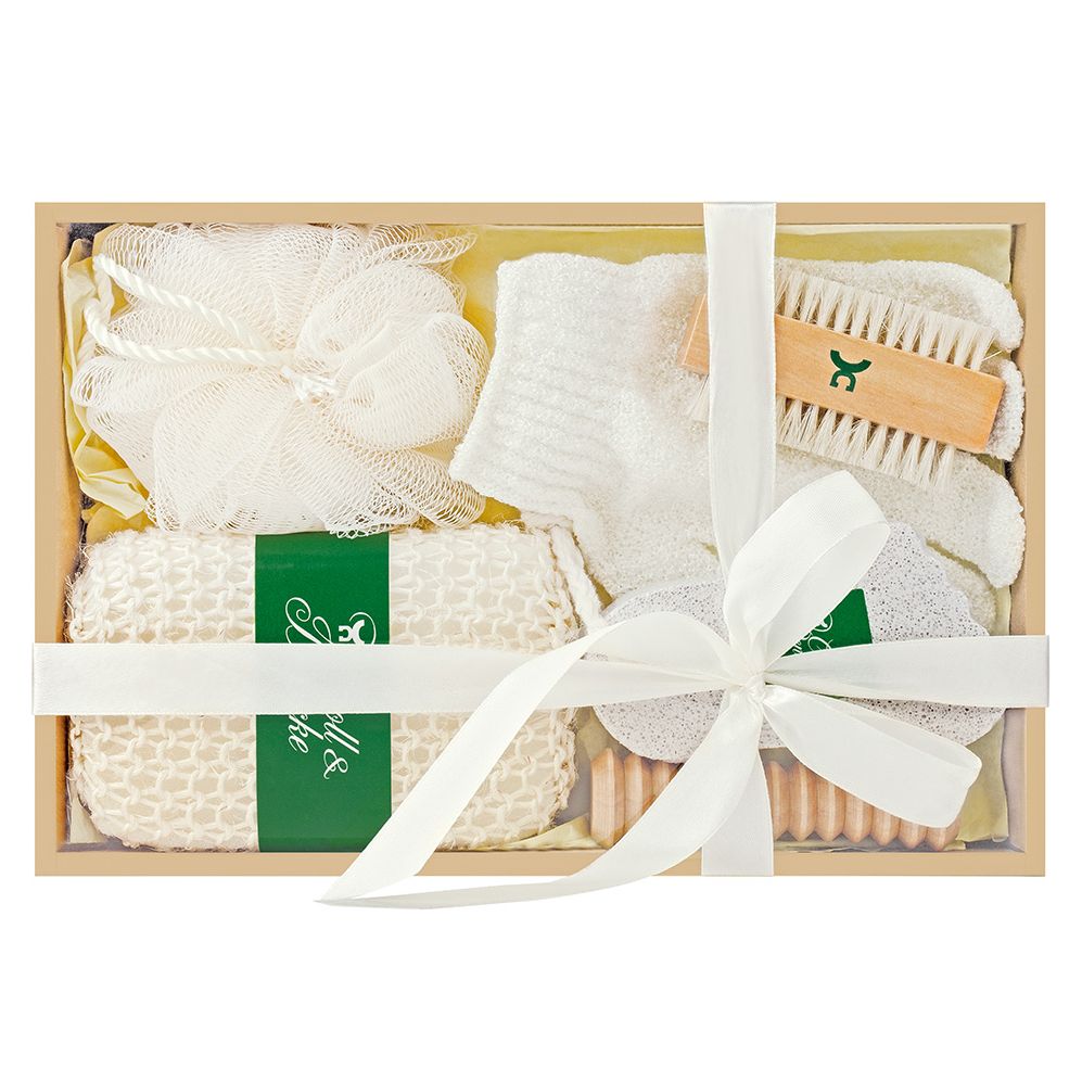 Eine rechteckige Pappschachteil mit Duschschwamm, Frottee-Handschuh, Nagelbürste, Sisalschwamm, Bimsstein und Fußmassageroller, umwickelt von einer Schleife.